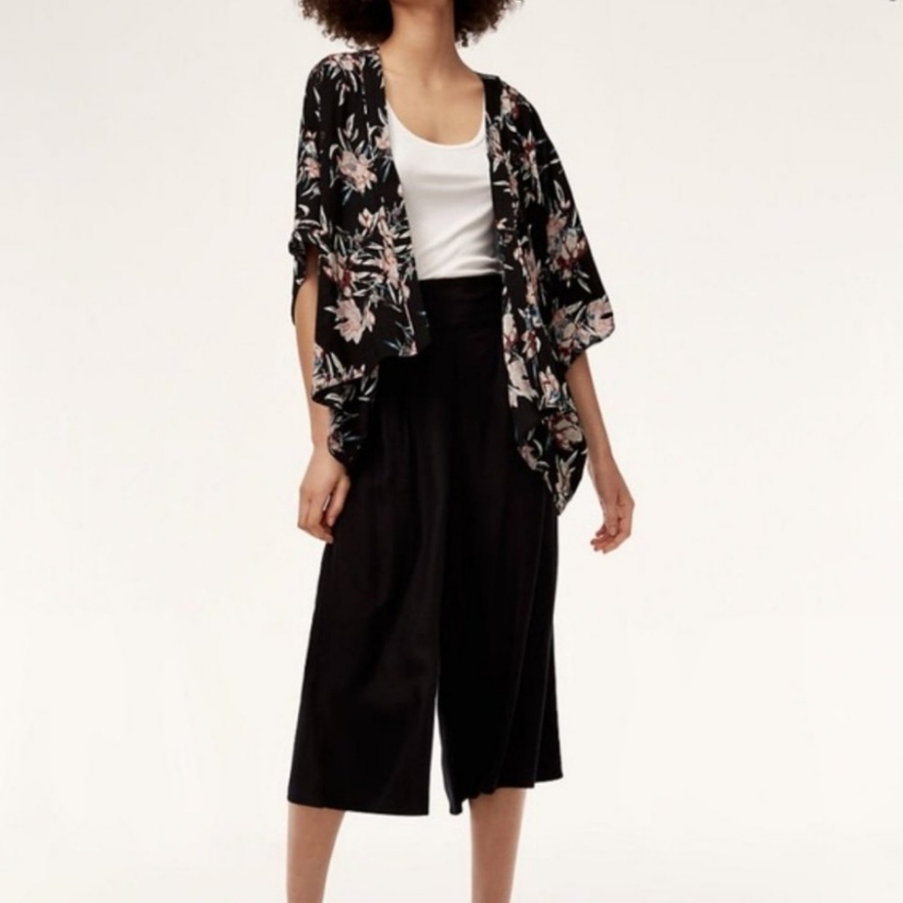 Aritzia Talula Black w/ Pink Floral Cosima Kimono Open Drape Front Top Sz S/M